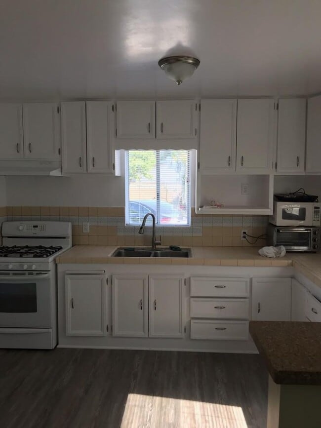 Building Photo - Beautifully remodeled 2 bed/2 bath home in...