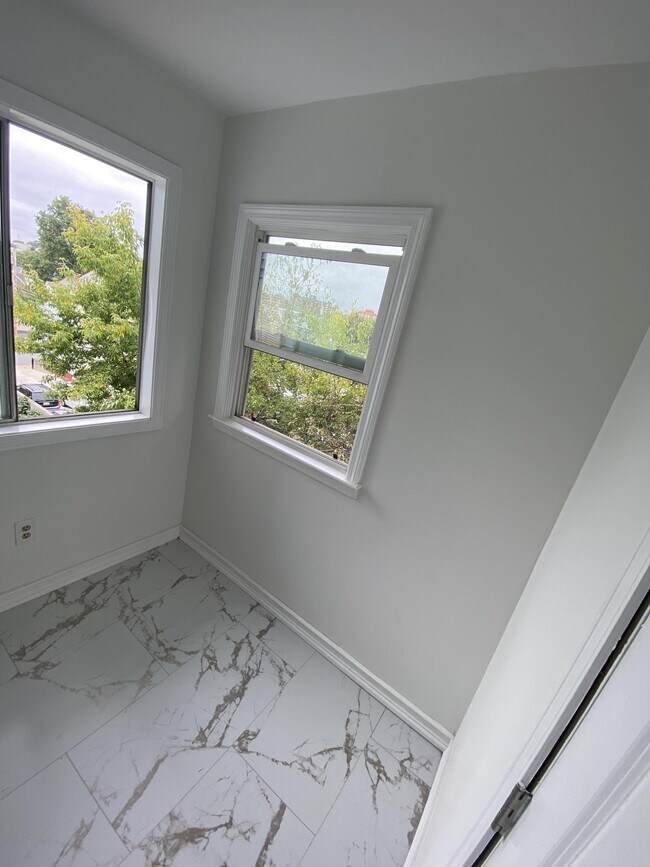 Building Photo - 93 Glen St