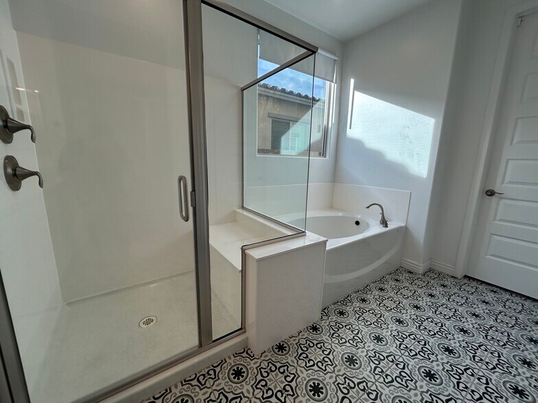 Building Photo - 8731 W Wagon Wheel Dr