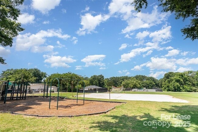 Building Photo - 752 Kitfox Dr NW