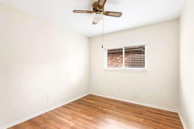 Building Photo - 2722 Foliage Green Dr