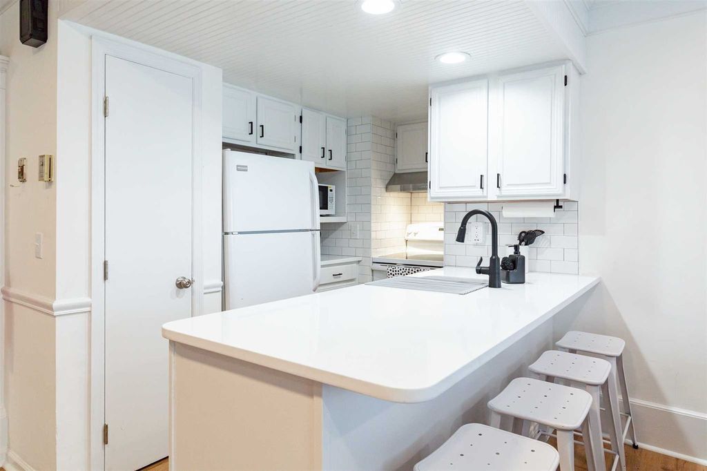 Building Photo - 48 Columbia St