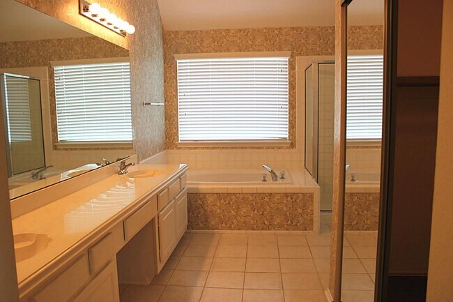 Building Photo - 4614 Forest Home Dr