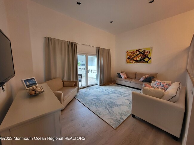 Building Photo - 18 Village Rd