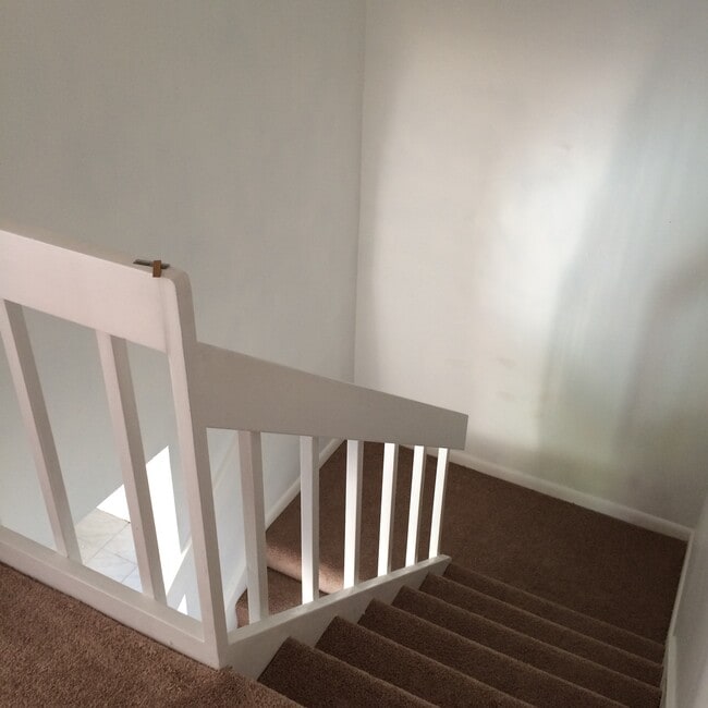 Building Photo - 1622 Shaker Cir