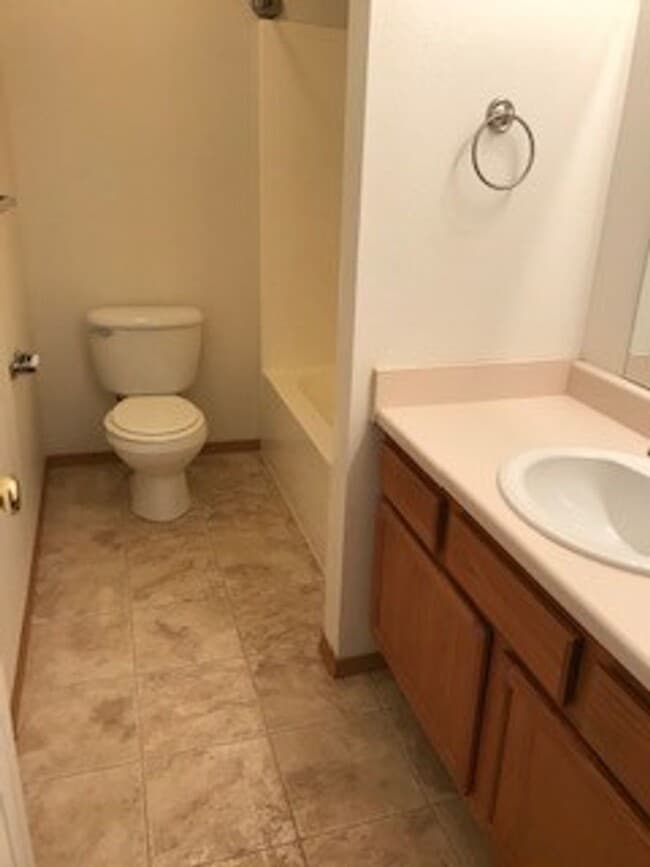 Building Photo - 3 Bedroom 1 Bathroom Belgrade Unit