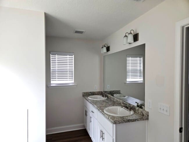 Building Photo - 107 Enclave Ct