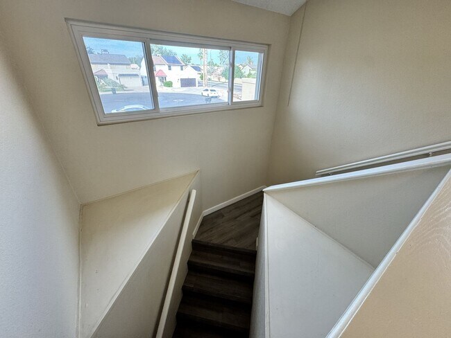 Building Photo - Great 3 bedroom 2 bath culdesac lot with f...