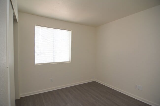 Building Photo - Remodeled 3 Bedroom 1 Bath Five-plex! Close to Downtown and the UofA!