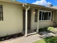 Building Photo - Refreshed Unit