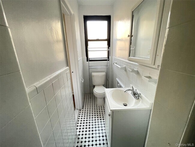 Building Photo - 141 E Hartsdale Ave