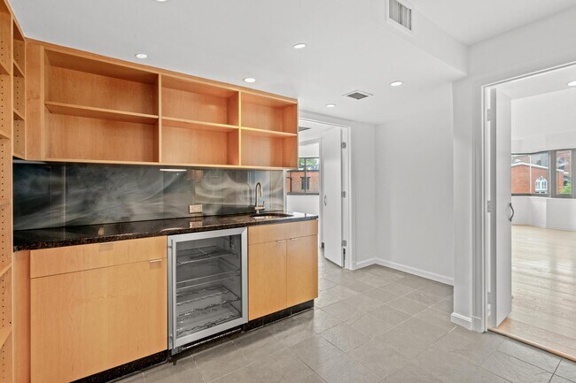 Building Photo - 1015 33rd St NW