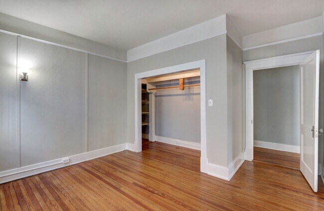 Building Photo - Large Historic Three (of four) Bedroom Apartment