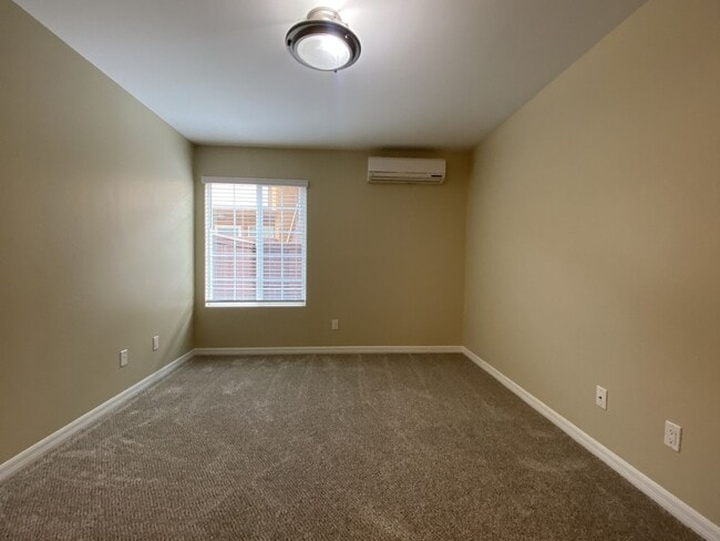 Building Photo - m583 - Wyatt