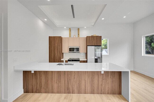 Building Photo - 2931 SW 12th Ave