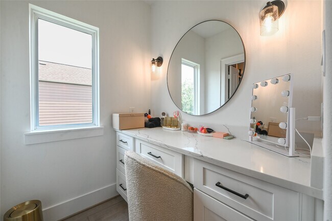 Building Photo - 5233 Darling St