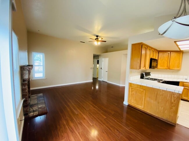 Building Photo - Fresh & Clean!!