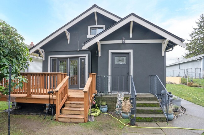 Primary Photo - Convenience Meets Charm in this 3 Bedroom ...