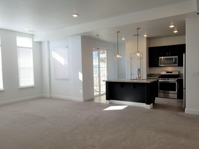 Building Photo - Condo For Rent in Gardnerville
