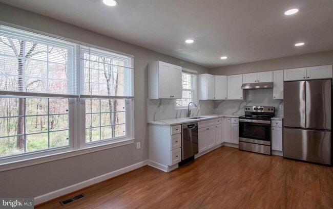 Building Photo - 9709 Lakepointe Dr