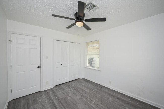 Building Photo - 5233 W 43rd St