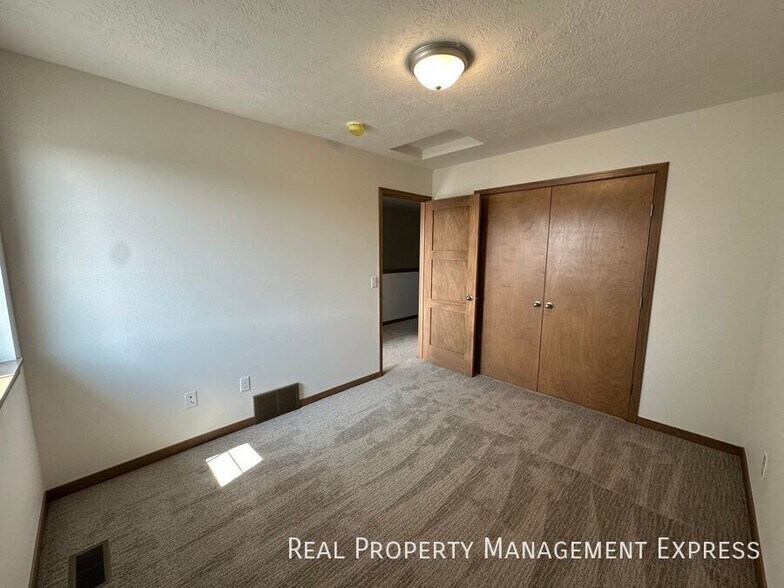 Building Photo - Beautiful 3 Bedroom 2.5 Bathroom Townhome