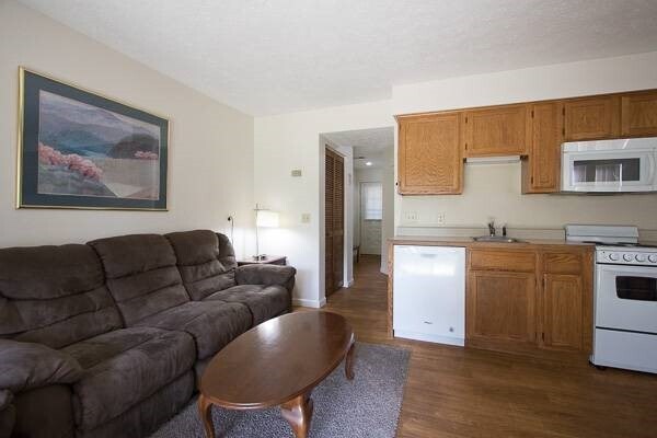 looking toward front door - 20 Fall Creek Trl