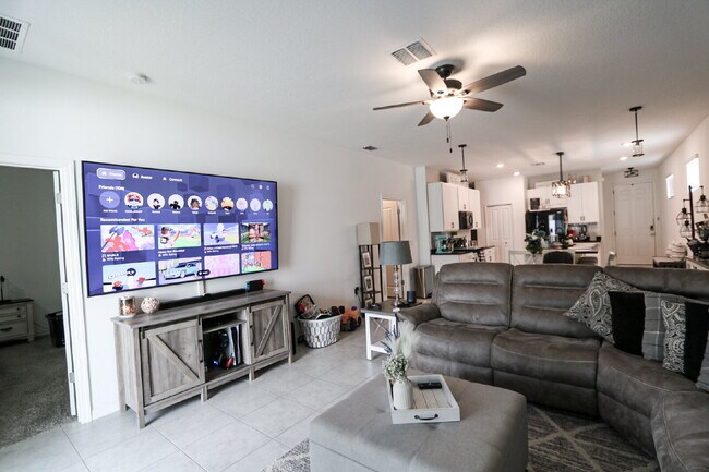 Building Photo - Stunning 4-Bedroom Home in South Fork with...
