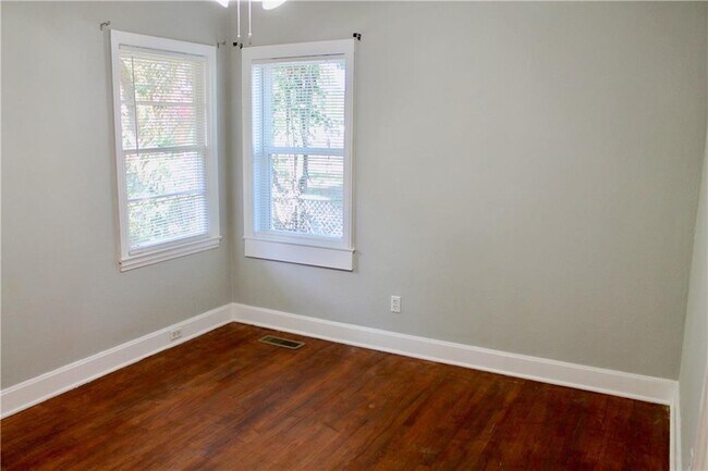 Building Photo - 3325 Kemble Ave