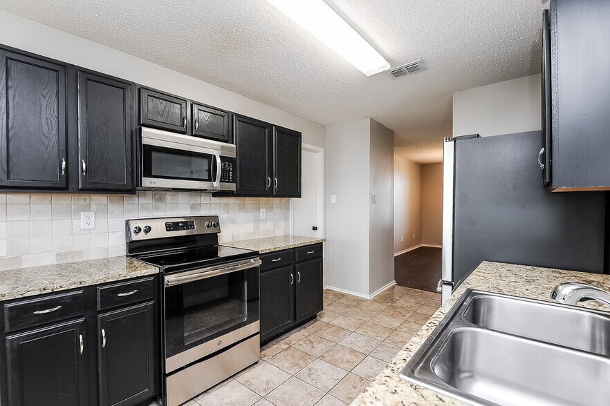 Building Photo - 2999 Fallbrook Dr