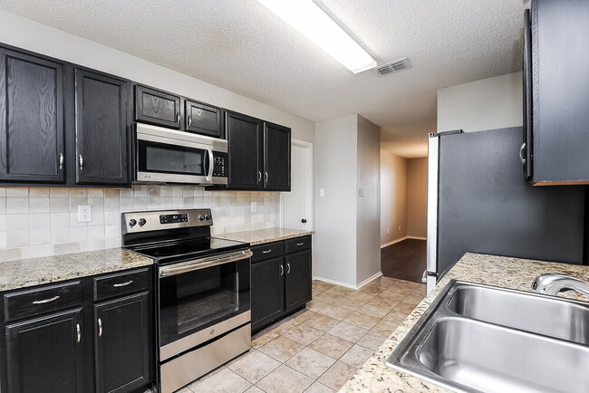 Building Photo - 2999 Fallbrook Dr
