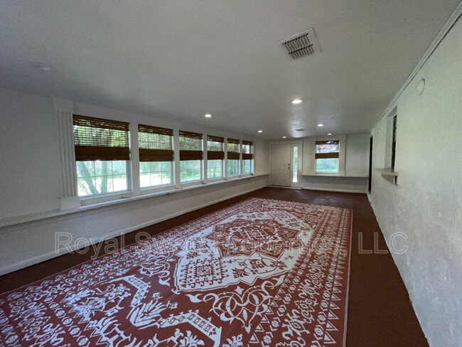 Building Photo - 222 Lakeview Dr