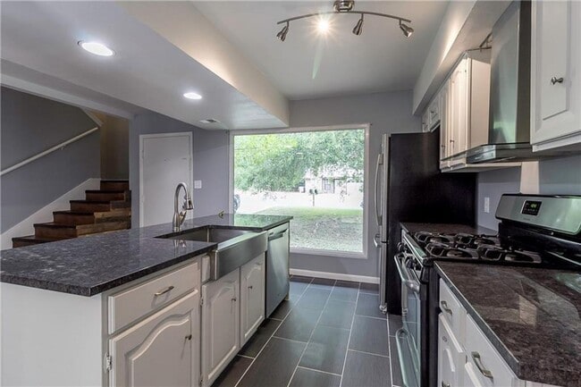 Building Photo - 3901 Knollwood Dr