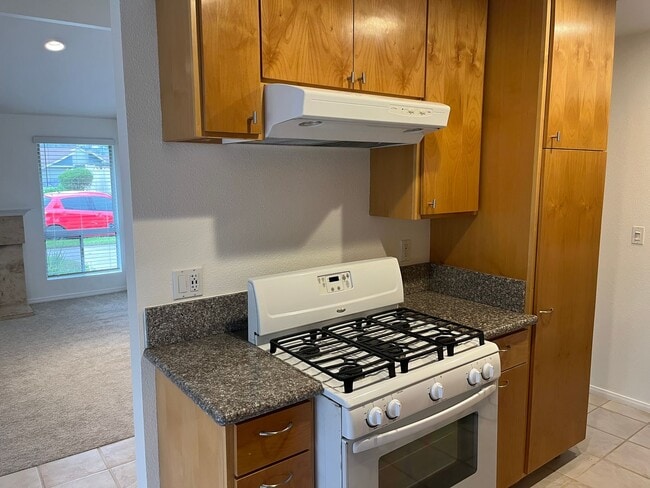 Building Photo - 2 Bedroom, Single Story Condo With A/C!