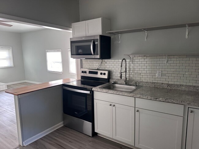 Building Photo - Charming Studio Apartment Close to the Mas...