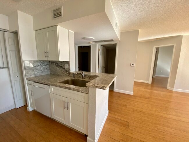 Building Photo - 2871 N Oakland Forest Dr