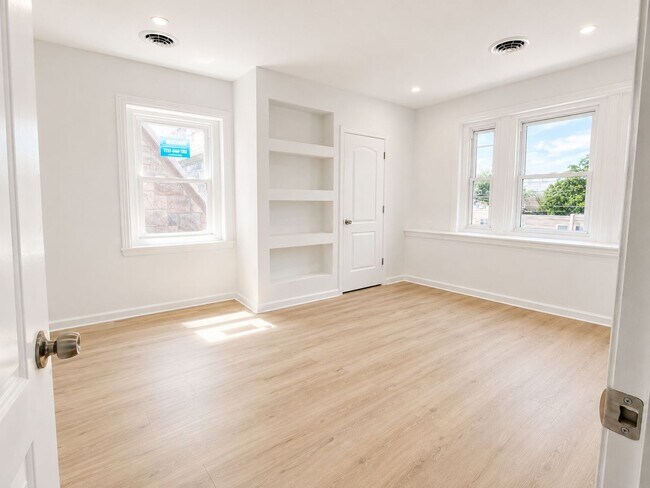 Building Photo - Renovated 2 Bedroom Apartment in Squirrel Hill, Philadelphia, PA | In-Unit Laundry, Central Air &...