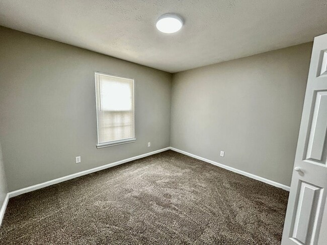 Building Photo - FULLY REMODELED DOWNSTAIRS UNIT!