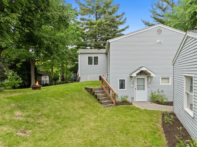 Building Photo - 438 Sylvan Dr