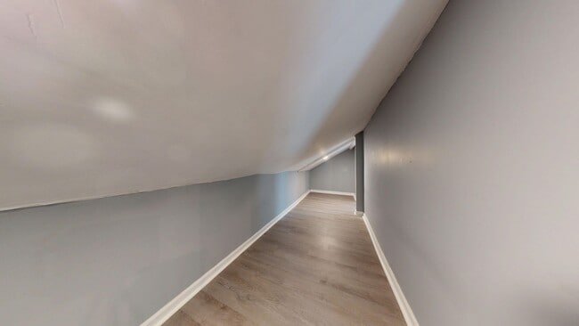 Building Photo - Large 4 bedroom, 1 1/2 baths
