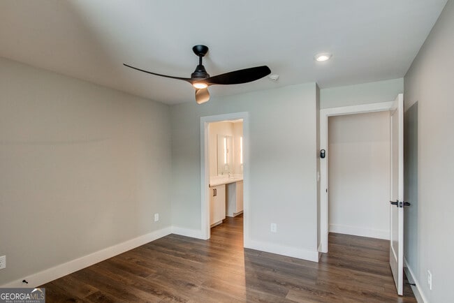 Building Photo - 119 Chateau Dr SE