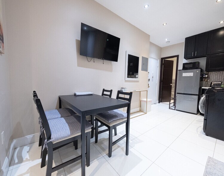 Building Photo - 5 W 101st St