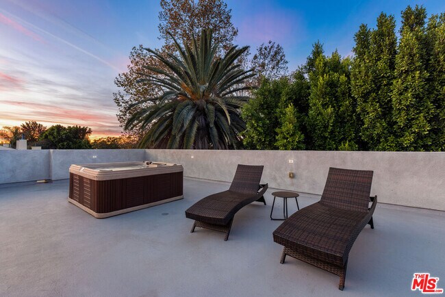 Building Photo - 4806 Sylmar Ave