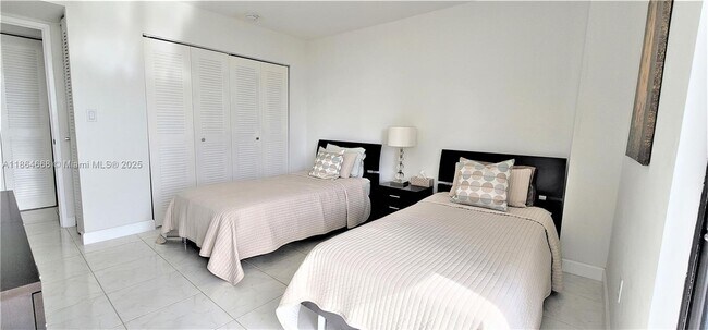 Building Photo - 3731 N Country Club Dr