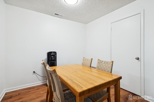 Building Photo - 701 Aspen Dr