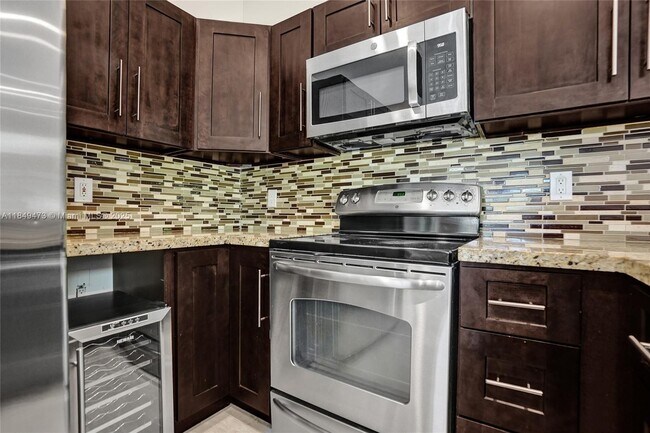 Building Photo - 1100 Chinaberry Dr