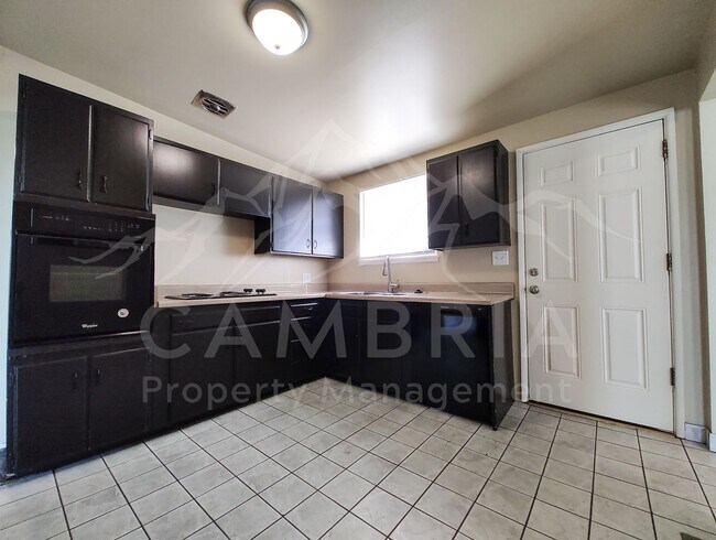 Building Photo - 1637 Paradise Ln