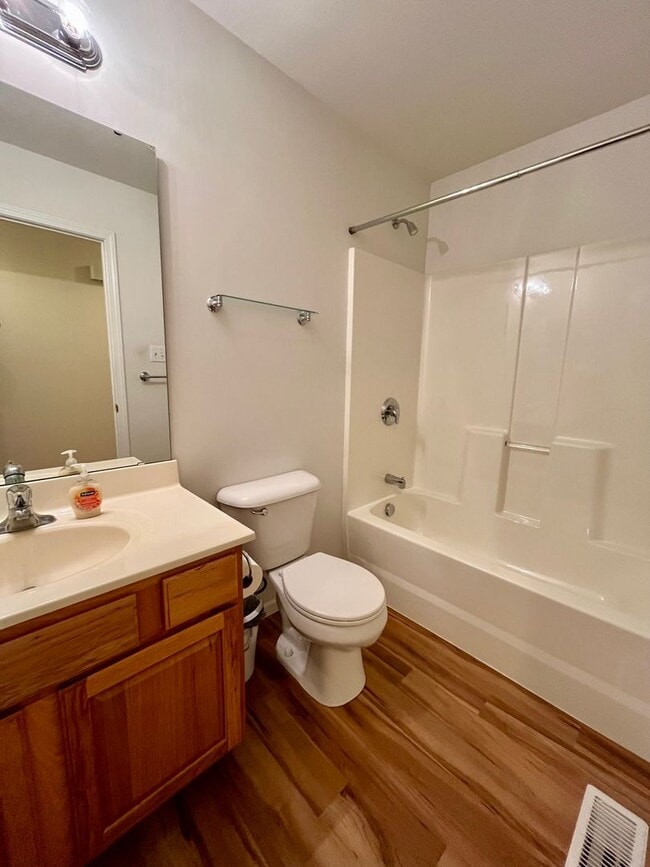 Building Photo - Duplex | 2 Bed | 2 Bath