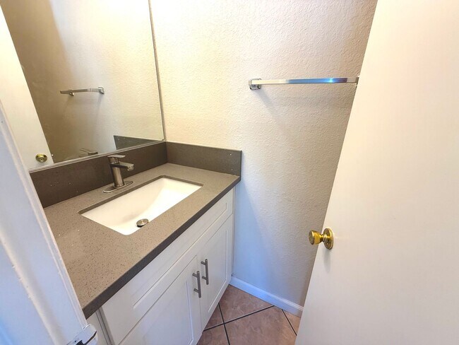 Building Photo - GORGEOUS 3BED/2.5BATH SINGLE FAMILY HOME