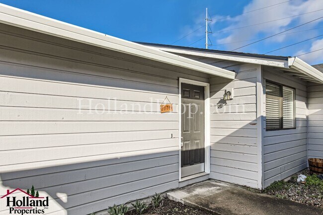 Building Photo - Beautifully Duplex in Desirable Northwest Portland Available For You! BEST NEW PRICE $1,995 and R...